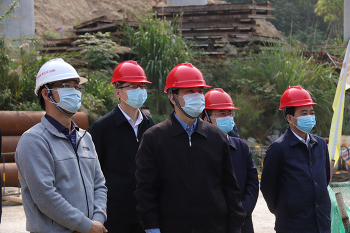 圖1:黃世勇(右三)在現(xiàn)場查看都巴高速主線紅水河特大橋施工情況.jpg
